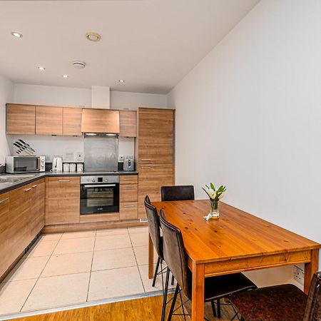 Zenith Hub Apartment London Bagian luar foto