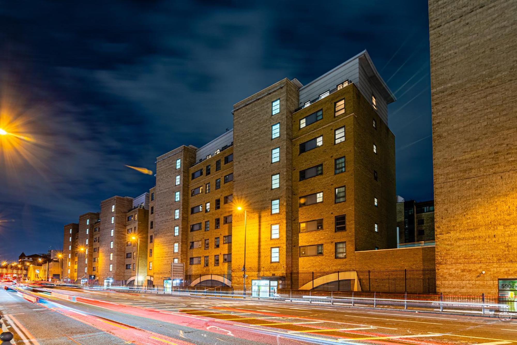 Zenith Hub Apartment London Bagian luar foto