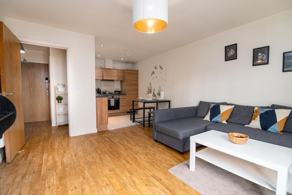 Zenith Hub Apartment London Bagian luar foto