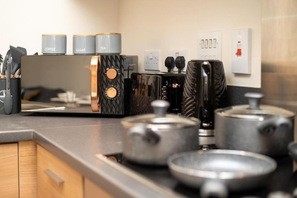 Zenith Hub Apartment London Bagian luar foto