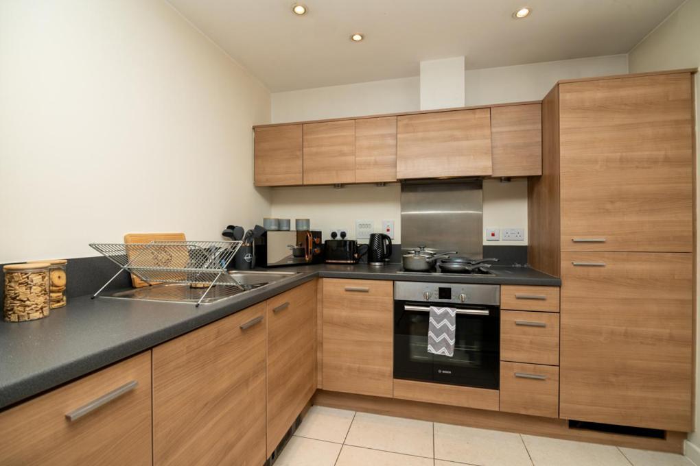 Zenith Hub Apartment London Bagian luar foto
